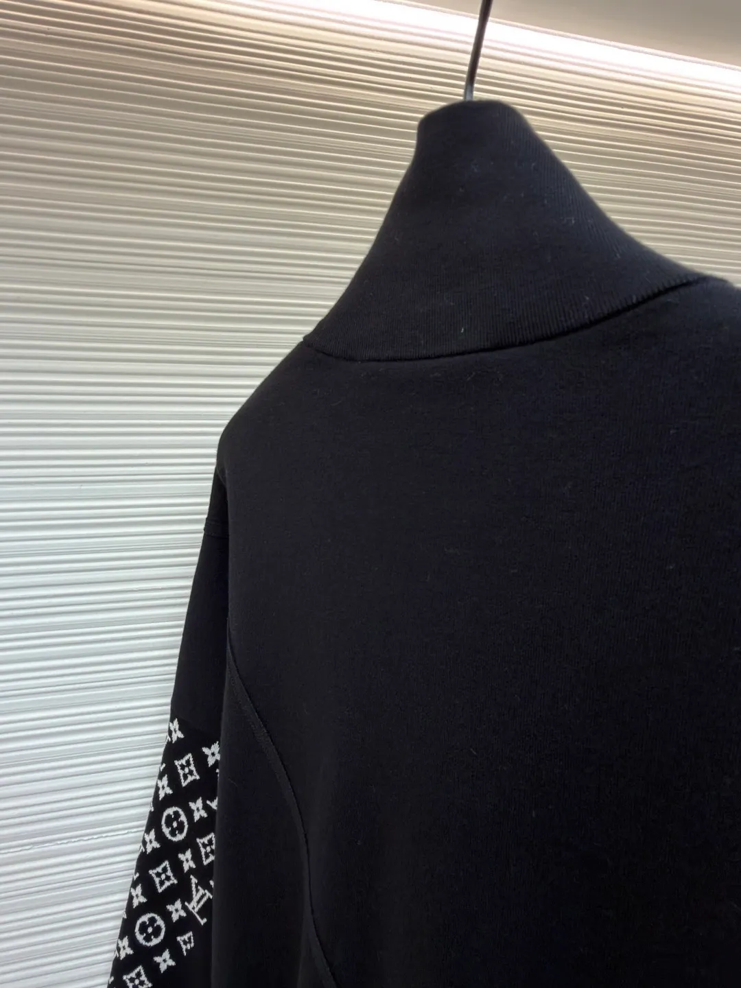 LOUIS VUITTON Monogram element knitted zipper jacket ●Original version: 33000 purchased and developed ●Item number: 1681591-C80 ●Fabric: cotton fabric ●Technology: knitted ●Color: black ●Version: Fitted version ●Weight: about 605 grams ●Size: S-M-L-XL ●Description: This black jacket is made of high-density cotton blended fabric, which feels thick and crisp, and is both soft and wear-resistant. The stand-up collar design and metal zipper are both warm and neat. The classic presbyopia pattern on the sleeves uses fine jacquard technology, and the pattern is three-dimensional and clear, highlighting brand recognition. The body is designed for a loose fit and has a smooth cut for comfort and freedom of movement. There are large pockets on both sides of the front placket, taking into account both practicality and decoration. The inside of the collar and cuffs are double-line reinforced to enhance durability. The brand logo on the chest uses precision embossing technology, and the surface is multi-layered to give it a uniform luster, which contrasts sharply with the black fabric. The inside is neatly hemmed with no excess threads, reflecting the exquisite sewing craftsmanship. The overall design is simple and elegant, with exquisite details. From fabric selection to hardware accessories, every aspect reflects the pursuit of quality. It is an ideal choice for daily wear and outdoor travel. The overall wiring is straight and delicate, the fabric is comfortable and soft, and the color is consistent without color difference. It can be matched with the same style to create a fashionable look and control various occasions. Customized accessories, complete with three standards, same style for men and women!